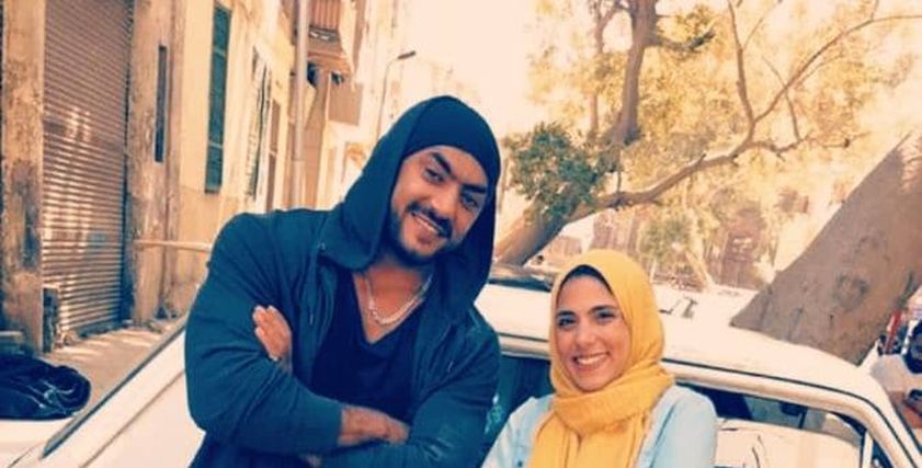 أحمد العوضي مع مسئولة صفحاته على السوشيال ميديا