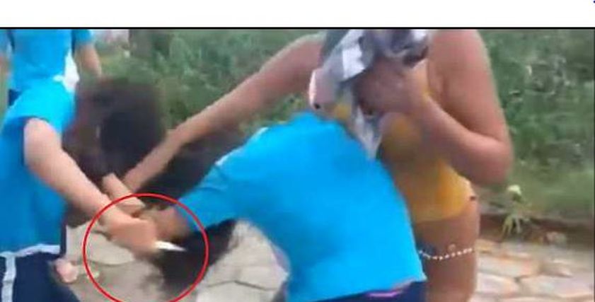 أم تحرض ابنتها على طعن زميلتها بسكين