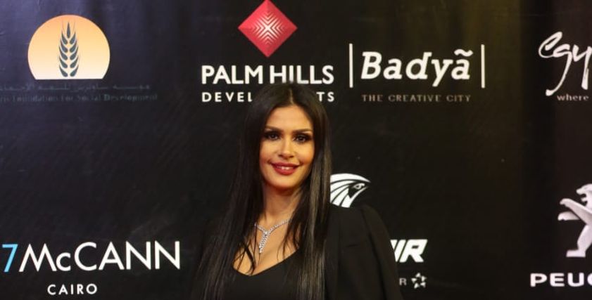 اللون الأسود يطغى على أزياء الفنانات في ثاني أيام