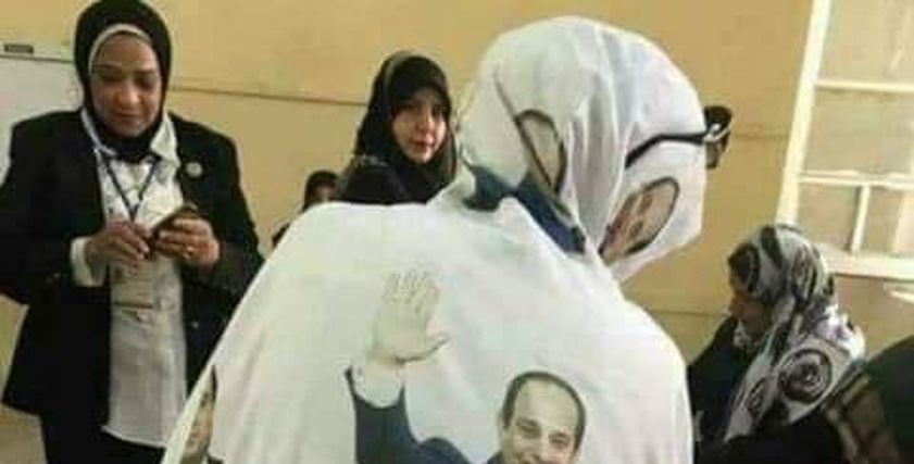 عباءة وصور مطبوعة.. إطلالة سيدة مصرية خارج مصر للاستفتاء على التعديلات الدستورية