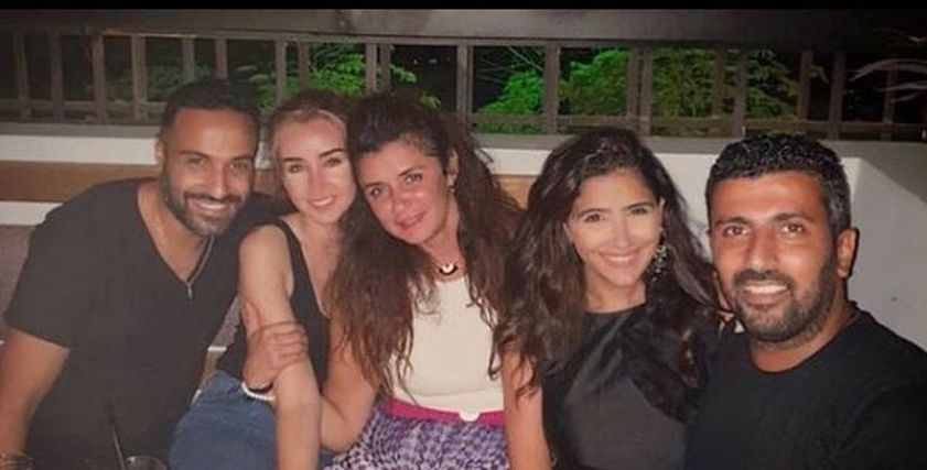 غادة عادل تجتمع مع الفنانة هنا الزاهد وأحمد فهمي ومي عمر وزوجها محمد سامي