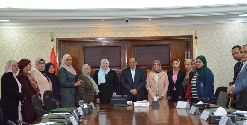 وزير التنمية المحلية مع قيادات وحدات تكافؤ الفرص