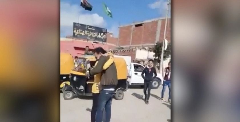 واقعة احتضان شاب لطالبة أمام المدرسة
