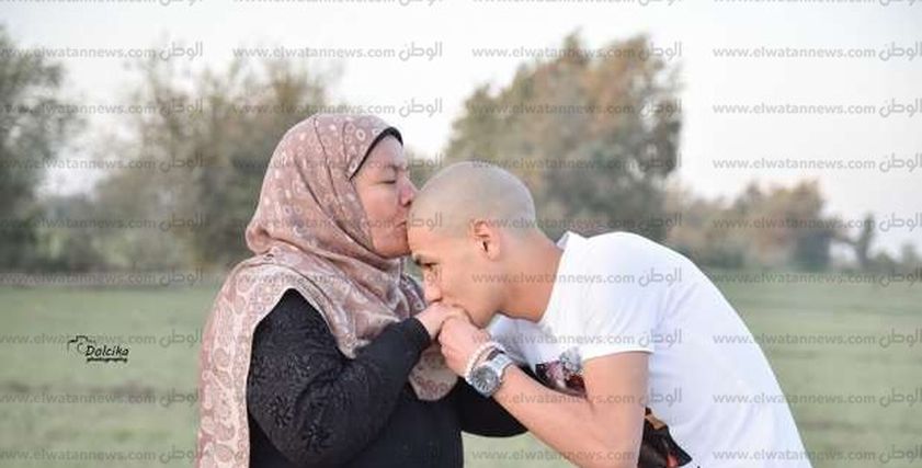 الأمهات على باب مستشفى السرطان