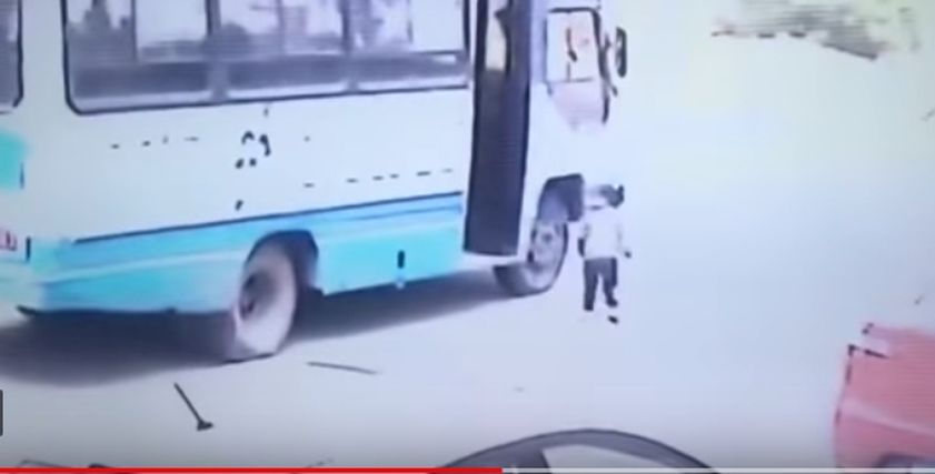 لحظة دهس الطفلة