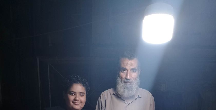 عبدالرحمن بائع البكلاويز مع جده