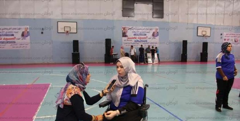 إحدى البطلات مع صحفية 