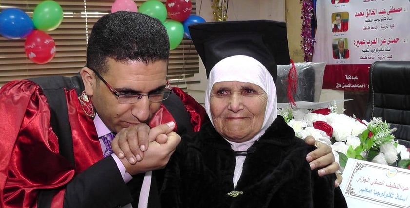 الدكتور حمدي يهدي والدته الروب والكاب خلال مناقشته الدكتوراة