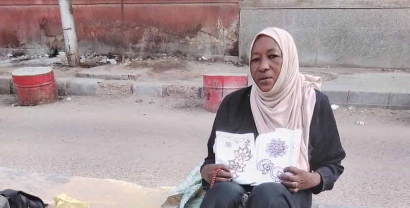 اخلاص سيدة سودانية ترسم الحنة للفتيات