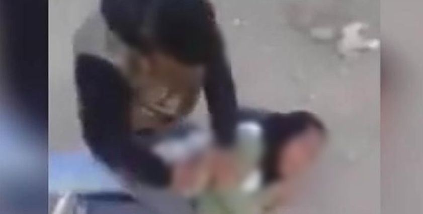 بعد ساعات من تداول نشطاء مغاربة فيديو صادم لشاب يتعدى جنسيا على فتاة تبدو قاصرًا محاولا اغتصابها ولمس أماكن حساسة من جسدها بالإكراه، متفاخرًا أمام عدسة كاميرا هاتف صديقه الذي اكتفى بتوثق الواقعة دون التدخل بمحاولة إغاثة الفتاة التي ظهرت في الفيديو تصرخ بشك