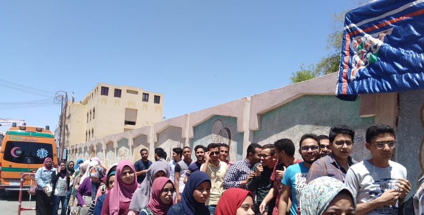 حشود النساء أمام اللجان الانتخابية للأدلاء بأصواتهم في التعديلات الدستورية 2019