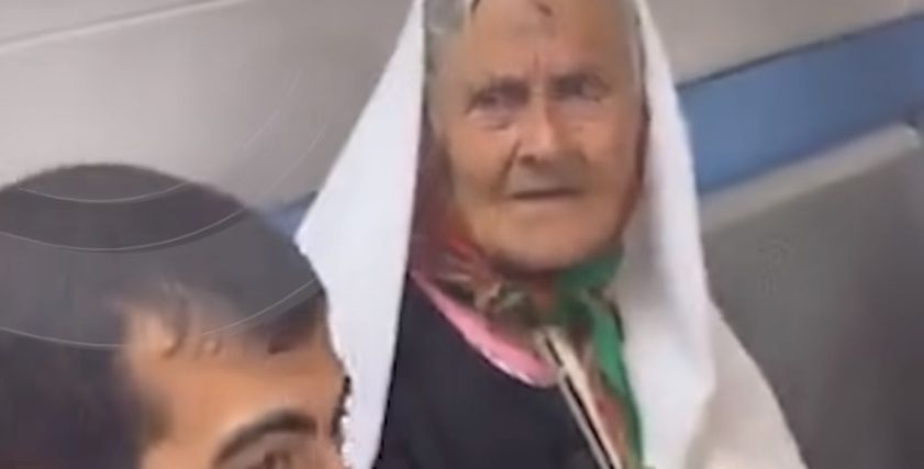 مسنة فلسطينية من مواليد 1944 بعد نجاتها من قصف الطيران الإسرائيلي