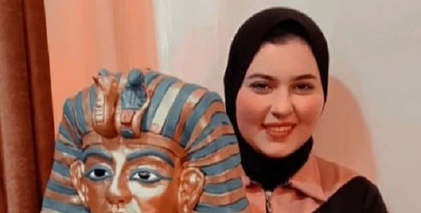 آية أبوالحمايل والتمثال