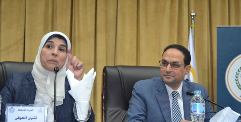 الحوفي تتحدث خلال الندوة