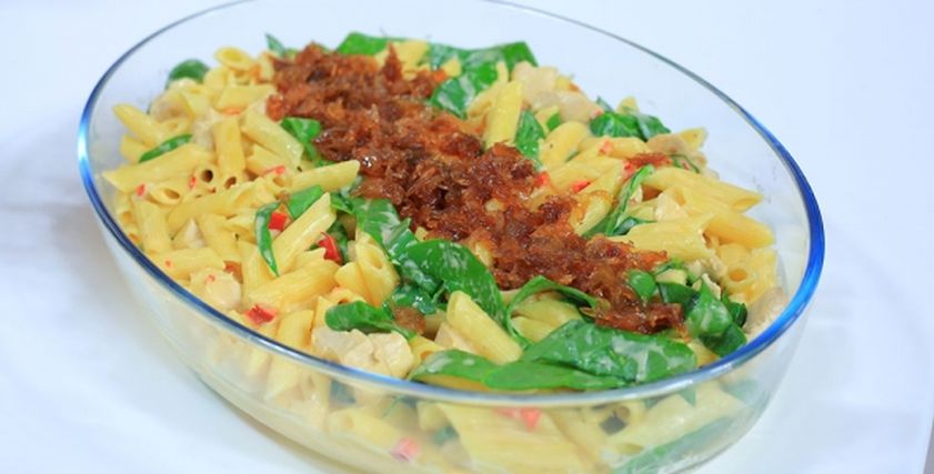 مكرونة بصوص أبيض مع الدجاج