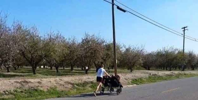 الأم مسابقة للجري برفقة 3 توائم