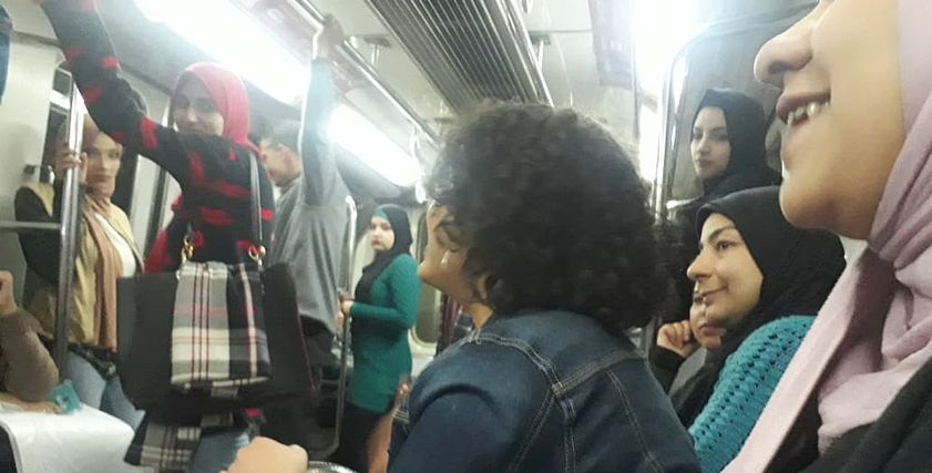 جنة وبسمة داخل مترو الأنفاق