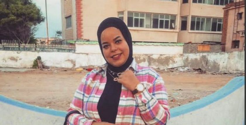 «خلود» تساعد المقبلات على الزواج بفساتين هدية من اختيارهن