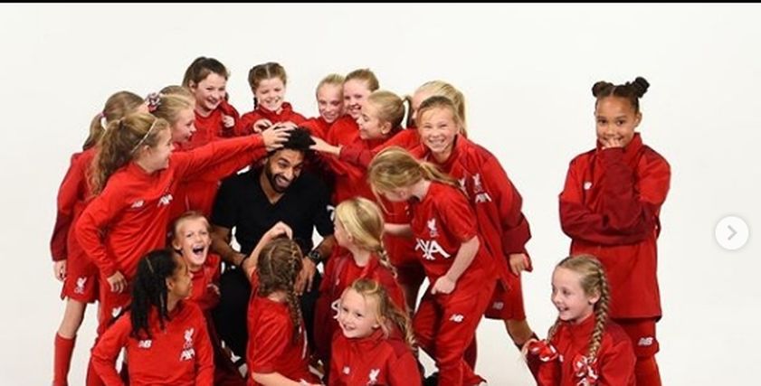 محمد صلاح بصحبة فتيات فريق أطفال ليفربول