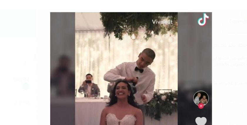 عريس يحلق شعر زوجته في الفرح