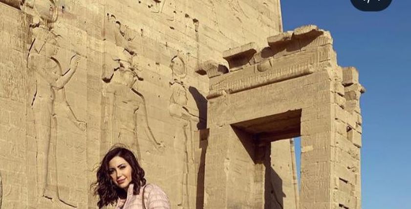 نسرين طافش تشارك جمهورها بصورمن جولتها بمعبد فيلة بأسوان