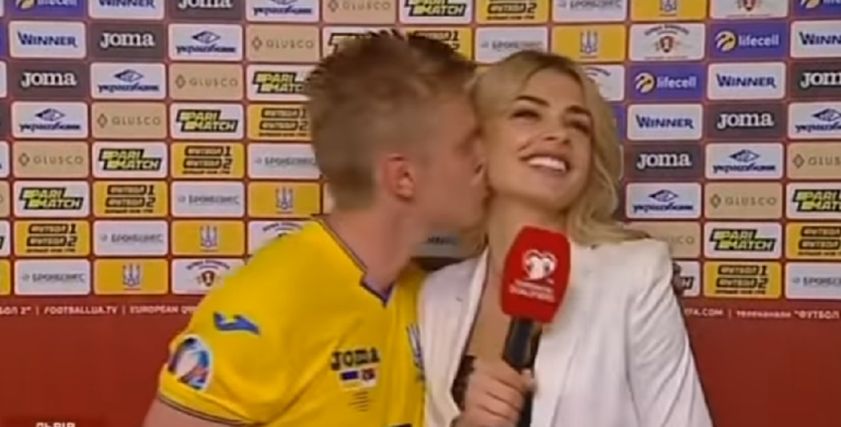 لاعب كرة قدم يقبل إعلامية على الهواء احتفالا بالفوز