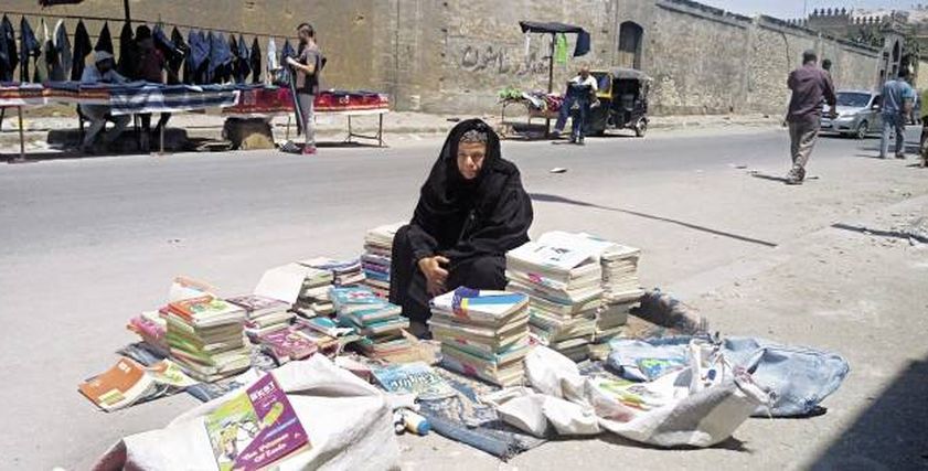 أى كتاب خارجى بخمسة جنيه.. «فوزية» ياما علمت أجيال
