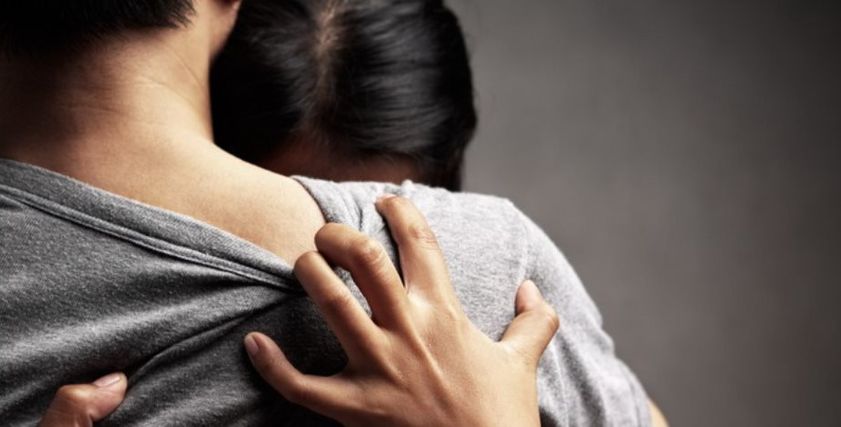 بعد قصة حب 6 سنوات.. انتحار بريطاني اكتشف خيانة زوجته