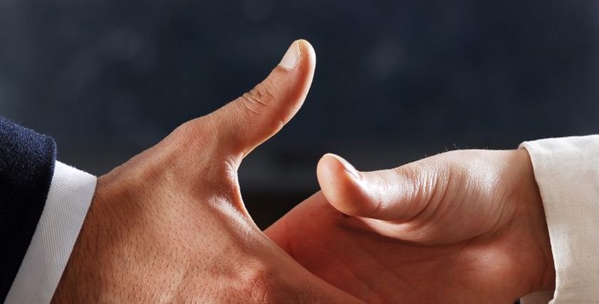 المصافحة بين الرجل والمرأة