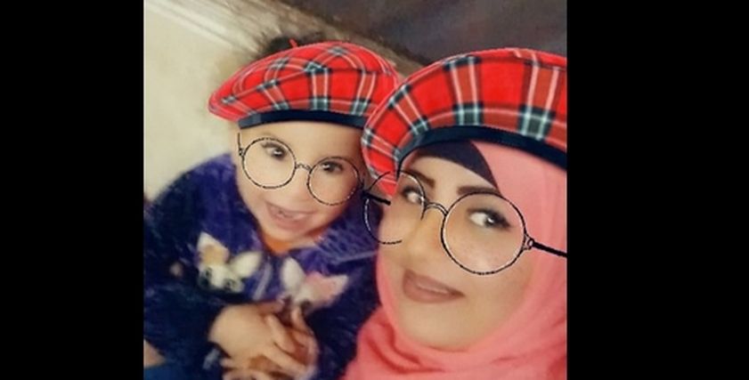 الطفلة الضحية ريتاج مع والدتها