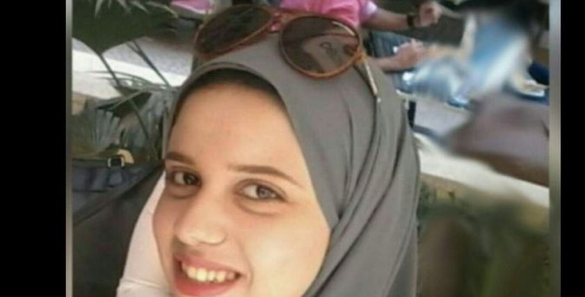 شابة تقدم شىء مختلف في رسم 