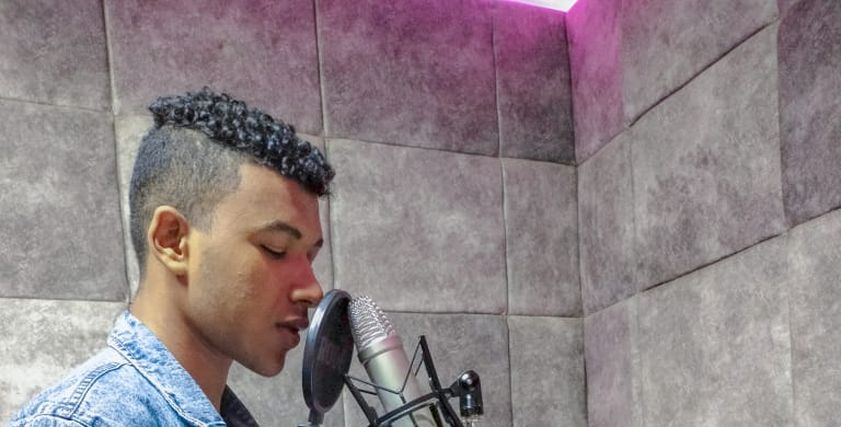 «علي» في استديو الدوبلاج داخل غرفته