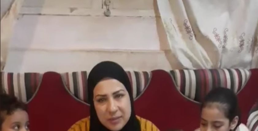 الأم مع أطفالها