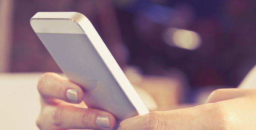 صورة تعبيرية لسيدة تستخدم الهاتف