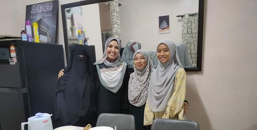 سحر مع سيدة ماليزية وابنتيها