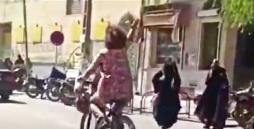 احتجاز إيرانية بتهمة ركوب دراجة بدون حجاب