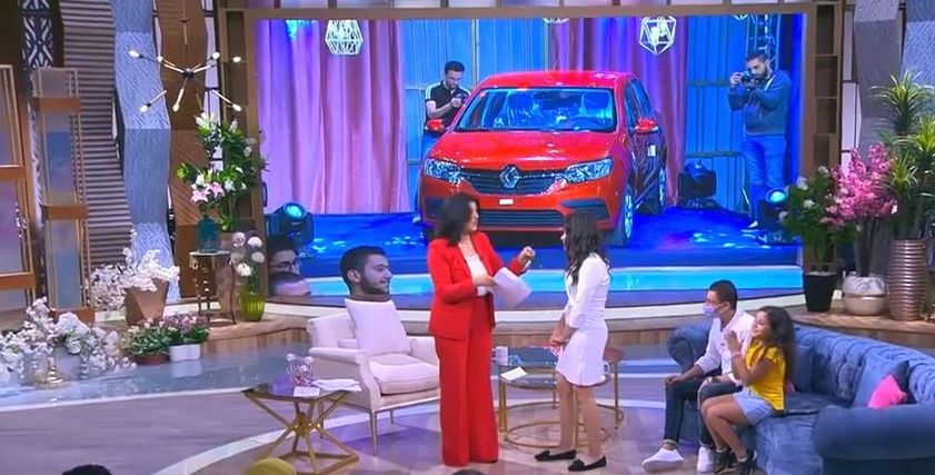 بالفيديو .. عربية آخر موديل .. هدية منى الشاذلي لفتاة تبرعت بجزء من كبدها لشقيقها