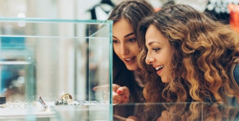 6 أخطاء شائعة ترتكبها الفتيات عند شراء المجوهرات.. خليكى واعية