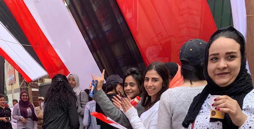 حشود النساء أمام اللجان الانتخابية للأدلاء بأصواتهم في التعديلات الدستورية 2019