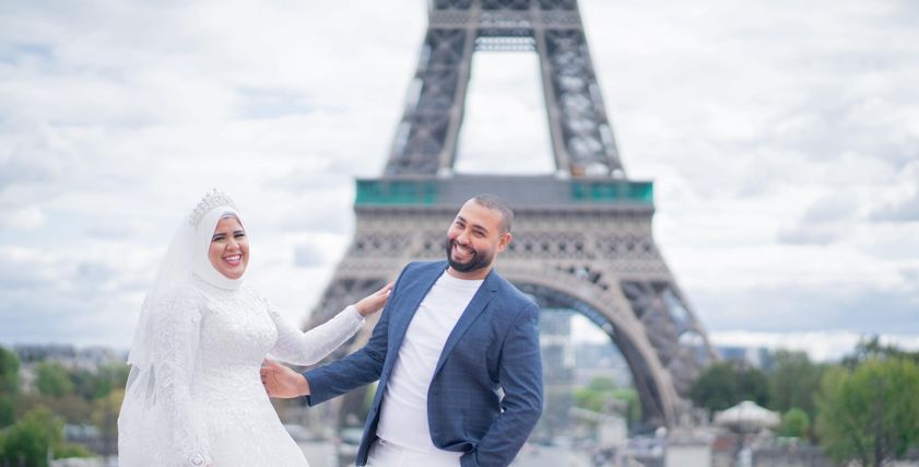 مريم وزوجها أمام برج إيفل