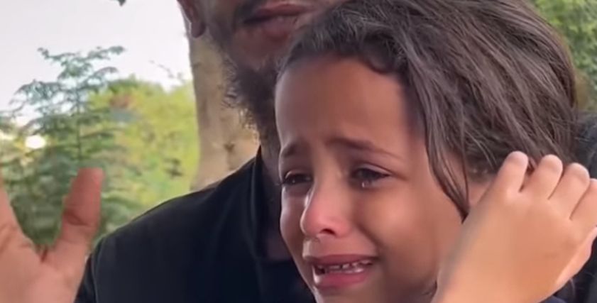 طفلة غزة تنعي والدتها وشقيقها بعد استشهادهم