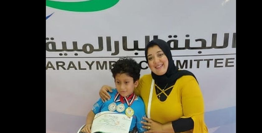 الطفل حسن ووالدته 