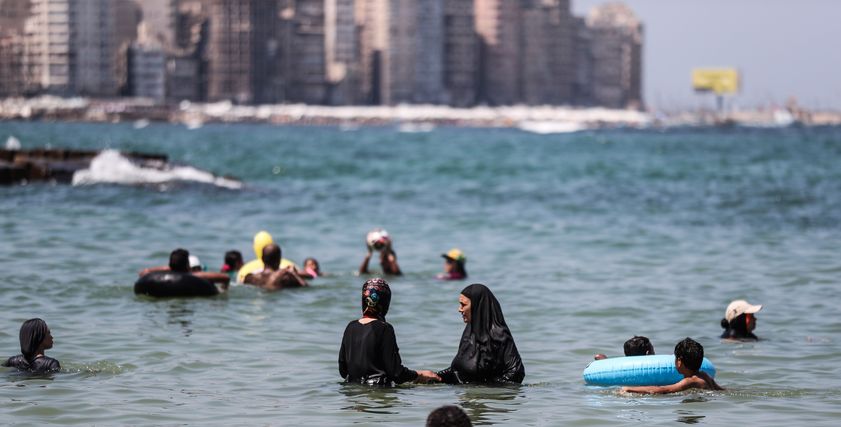 مصممى الأزياء يختلفون فى الرأى حول تماشى "المايوه" الشرعى مع الموضة