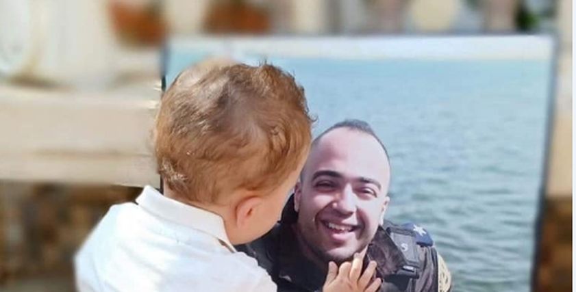 الشهيد مصطفى عثمان مع ابنه