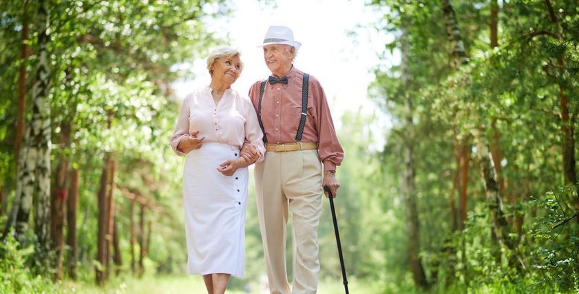 المشي لكبار السن- صورة تعبيرية