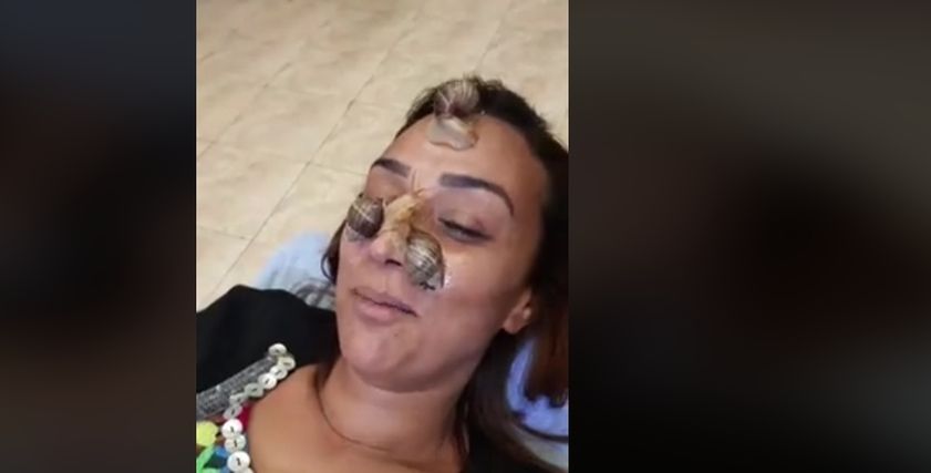 رشا رمزي توضح طريقة تنظيف البشرة بـ