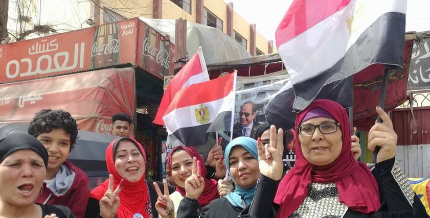 ناخبات يرقصن على أنغام