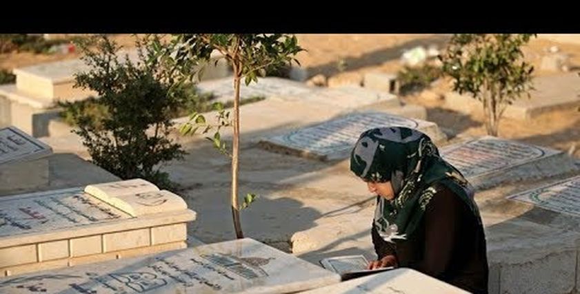 صورة أرشيفية لزيارة القبور