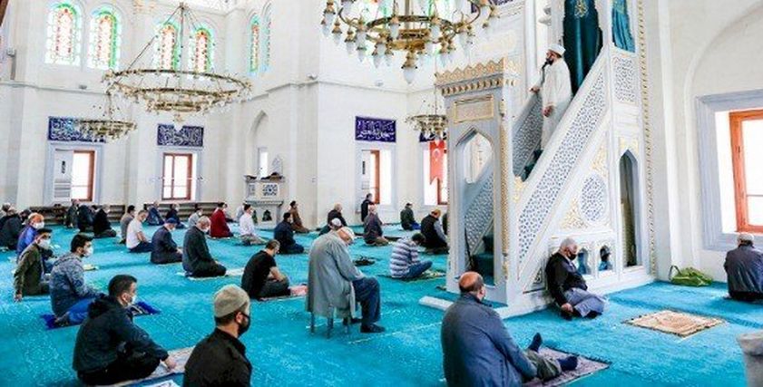 صلاة الجمعة داخل المسجد- أرشيفية 