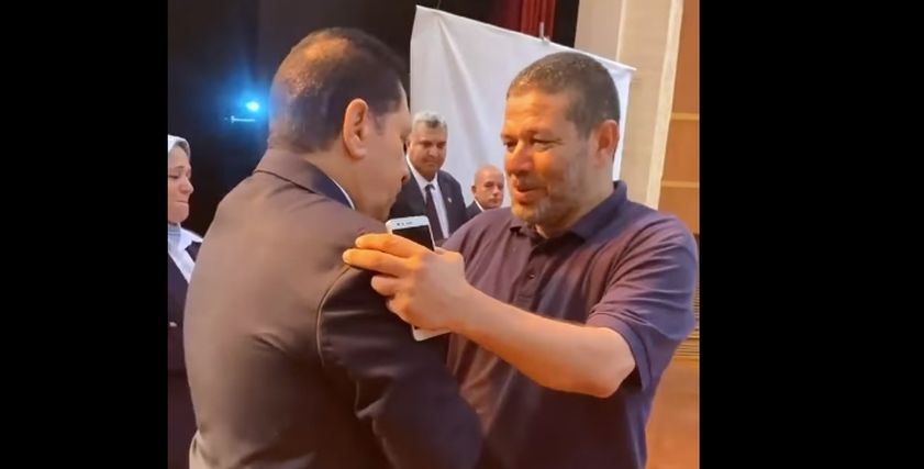 لحظة تكريم أب بدلًا من نجله